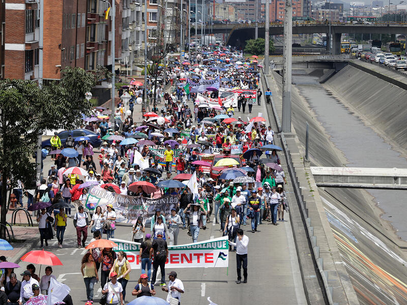 Profesores agremiados de la ADE marchando por Bogotá