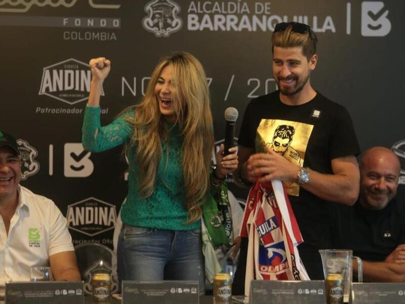 Peter Sagan recibe la camiseta del Junior de manos de Ana María Aljure, alcaldesa encargada.