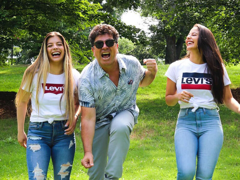 Hermanas de Legarda junto a su padre, Fabio Legarda Hermanas de Legarda junto a su padre, Fabio Legarda