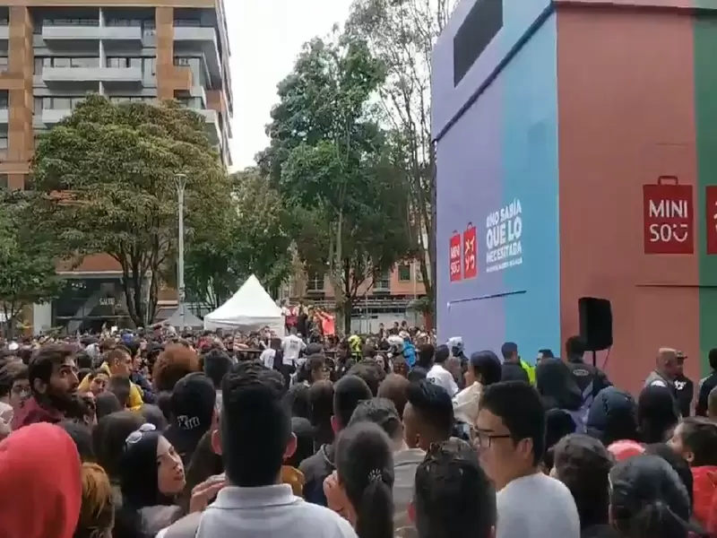 Entrega de peluches de Miniso en Parque de la 93 termin en caos