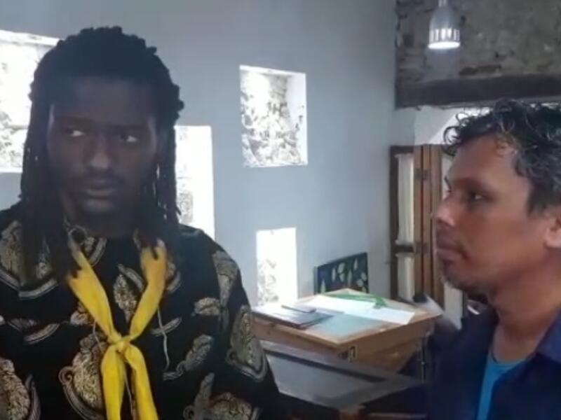 El extranjero denunció un presunto trato racista de parte de la policía en esta ciudad.