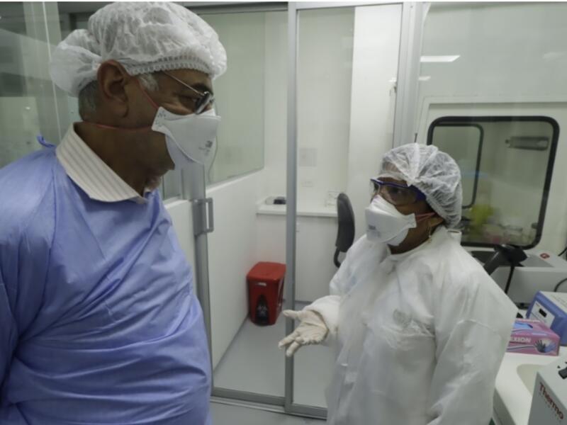Alcalde William Dau en el laboratorio de la Universidad de Cartagena.