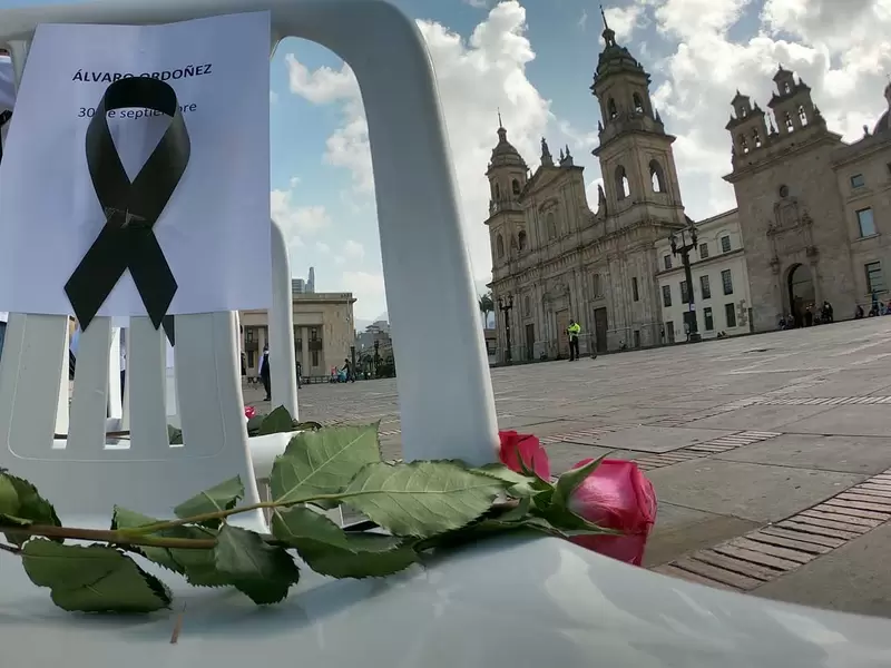“Las sillas de los ausentes”, homenaje a trabajadores de la salud muertos por covid en Colombia.