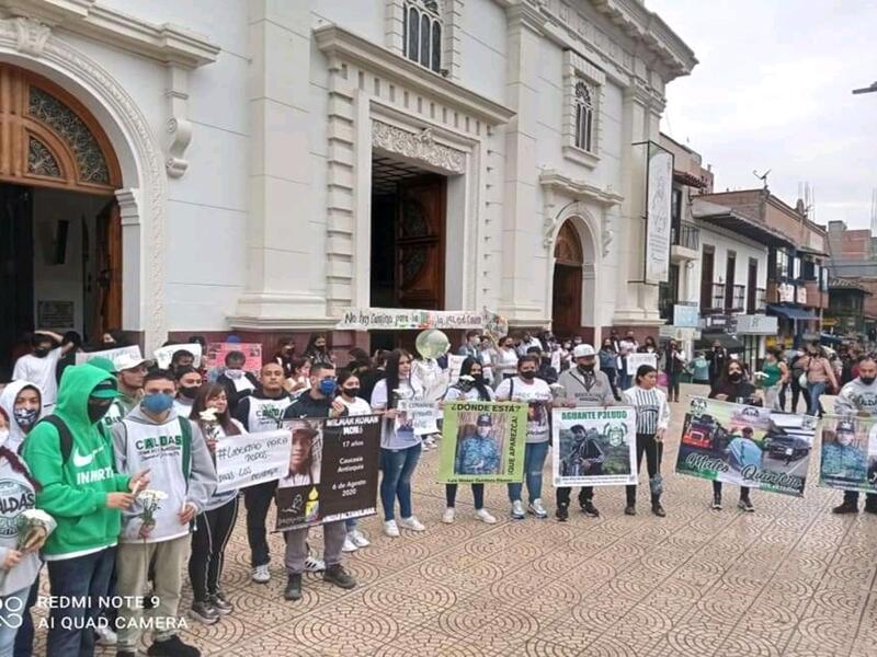 Plantón para exigir la liberación de dos jóvenes que estarían retenidos en el Bajo Cauca.