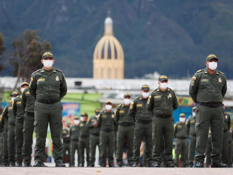 214 policías