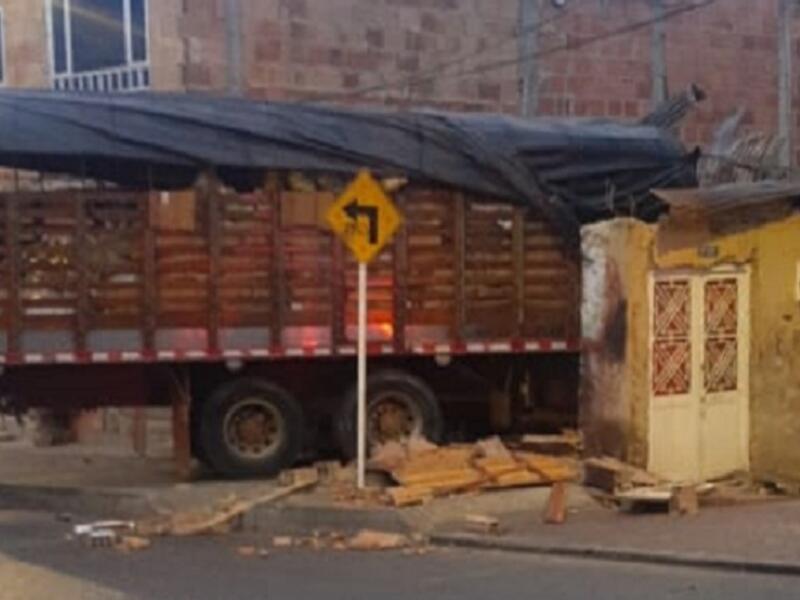 Camión se estrella contra casa Camión se estrella contra casa