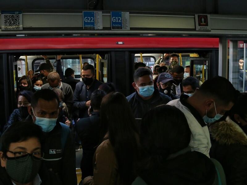 Aglomeración de Transmilenio en pleno tercer pico de contagios de covid-19