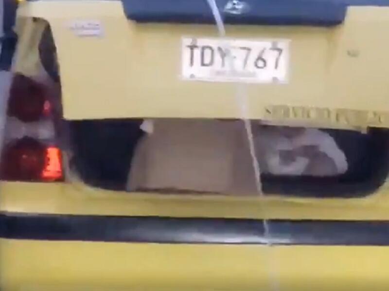 Niño en el baúl de un taxi