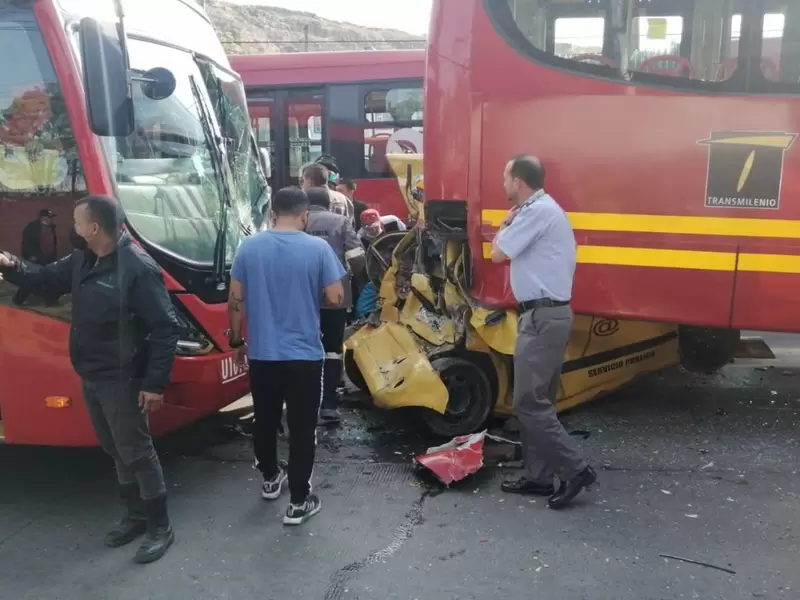 Accidente en TransMilenio: Aparatoso accidente con taxi Accidente en TransMilenio: Aparatoso accidente con taxi