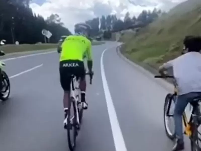 Nairo Quintana es perseguido por unos niños