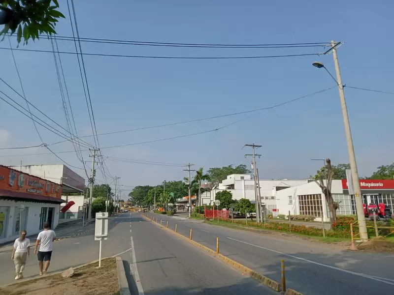 También está prohibido el tránsito de moto.