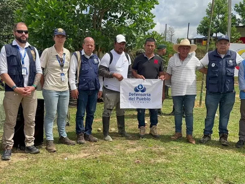 En la imagen los campesinos liberados en compañía de miembros de la Defensoría del Pueblo. Foto: cortesía Defensoría del Pueblo.