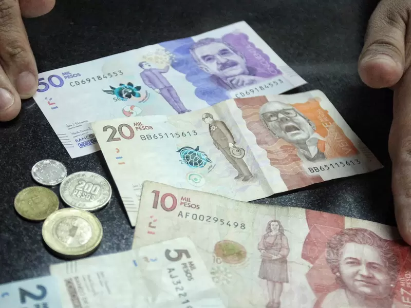 Monedas y Billetes / Monedas / Billetes / Pesos colombianos / Dinero / Plata / Peso Colombiano / Pesos