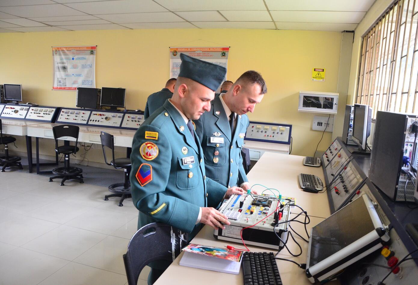 Militares en salas de comunicaciones