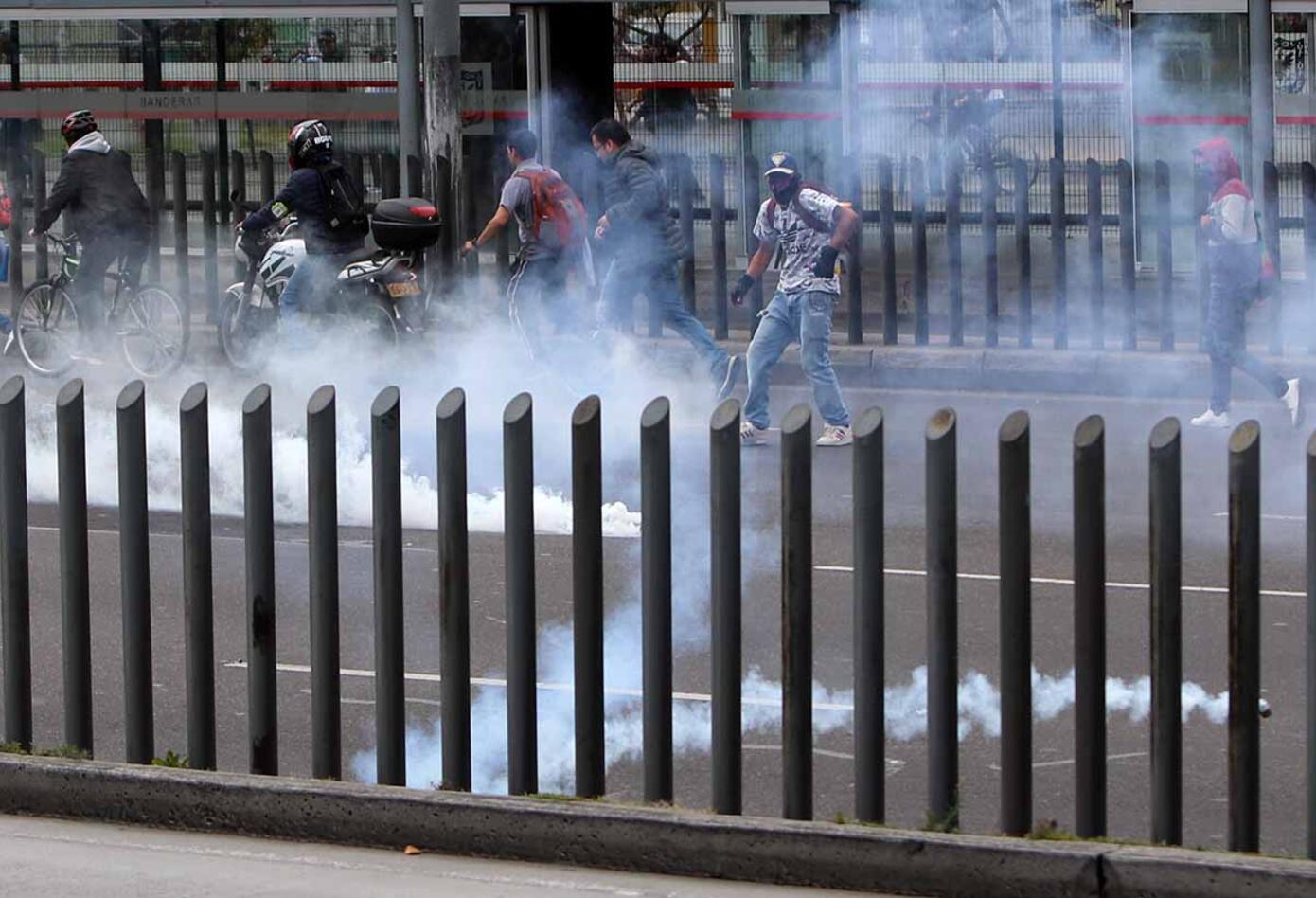 Impactantes imagenes de encapuchados y vandalismo en paro nacional / 21 de enero