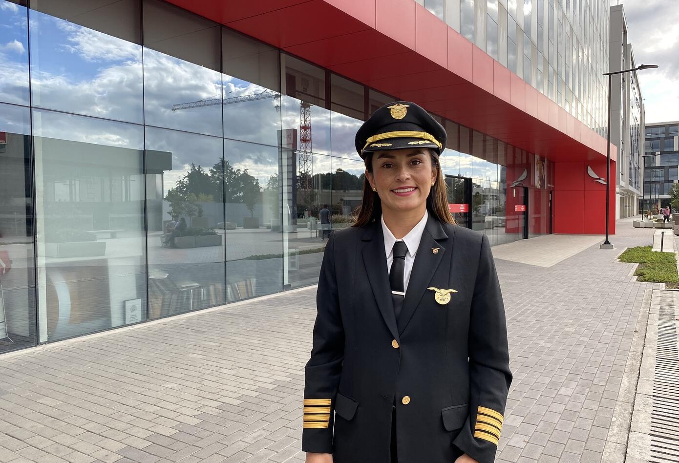 Mujer Piloto de Avianca. Camila Basto