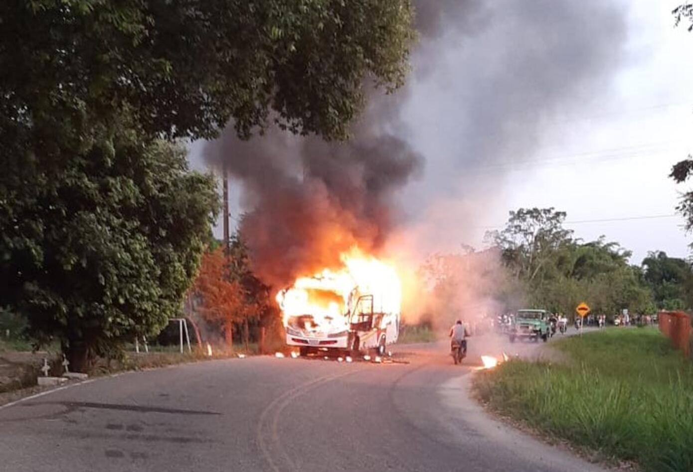 Vehículos incinerados en Arauca.