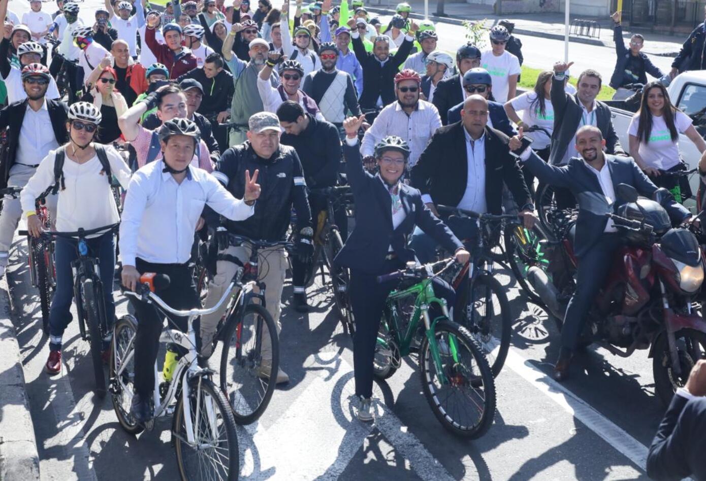 Claudia López realiza un recorrido en bicicleta previo a su posesión como alcaldesa