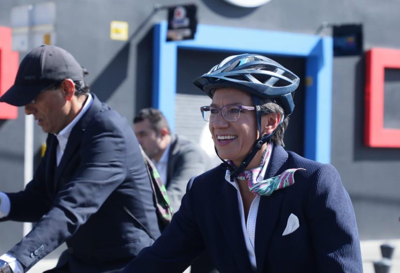 Claudia López realiza un recorrido en bicicleta previo a su posesión como alcaldesa