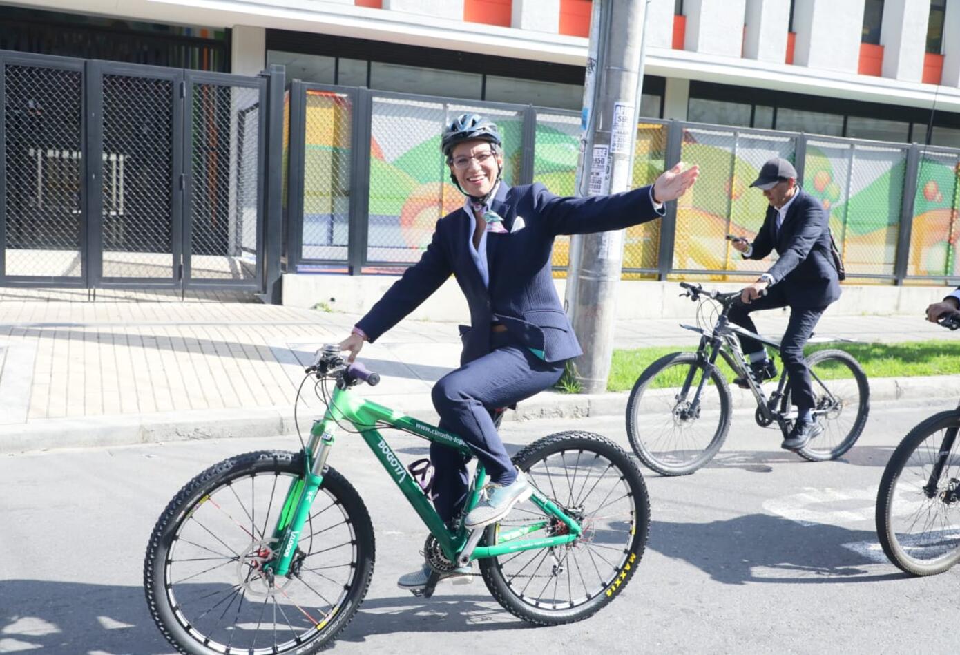 Claudia López realiza un recorrido en bicicleta