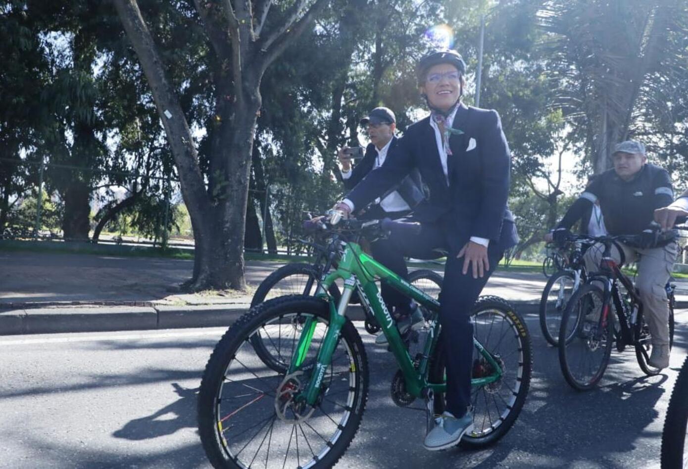 Claudia López realiza un recorrido en bicicleta previo a su posesión como alcaldesa