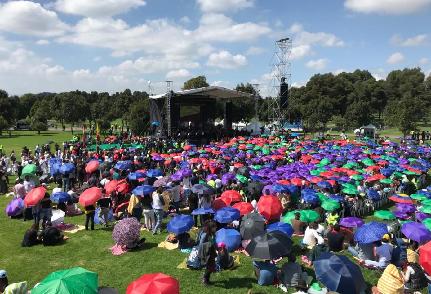 Capitalinos se reúnen en el Parque Simón Bolívar para la posesión de Claudia López