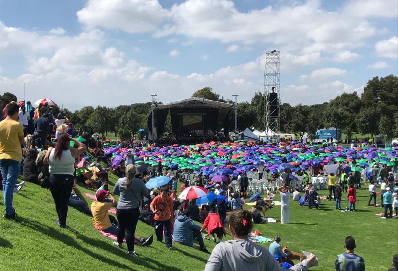 Capitalinos se reúnen en el Parque Simón Bolívar para la posesión de Claudia López