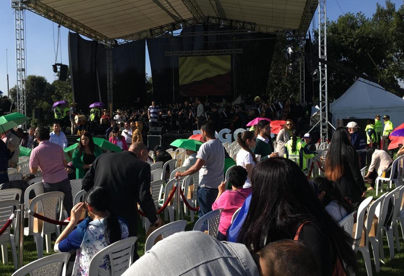 Ciudadanos asisten al evento de posesión de Claudia López como alcaldesa de Bogotá