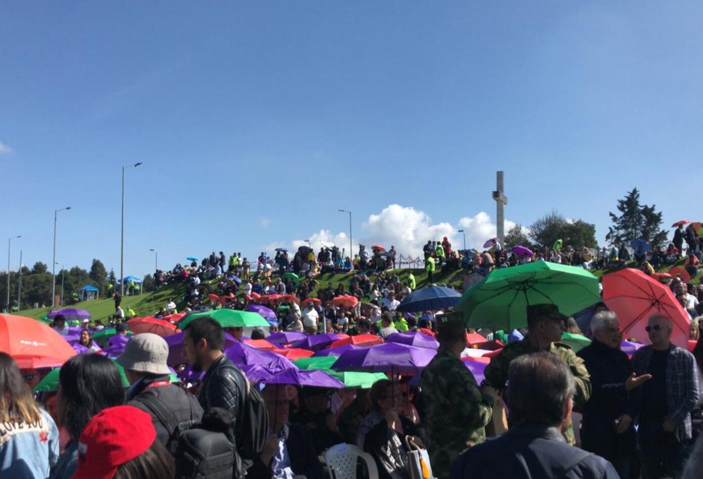 Ciudadanos se reúnen en el Simón Bolívar para al evento de posesión de Claudia López como alcaldesa de Bogotá