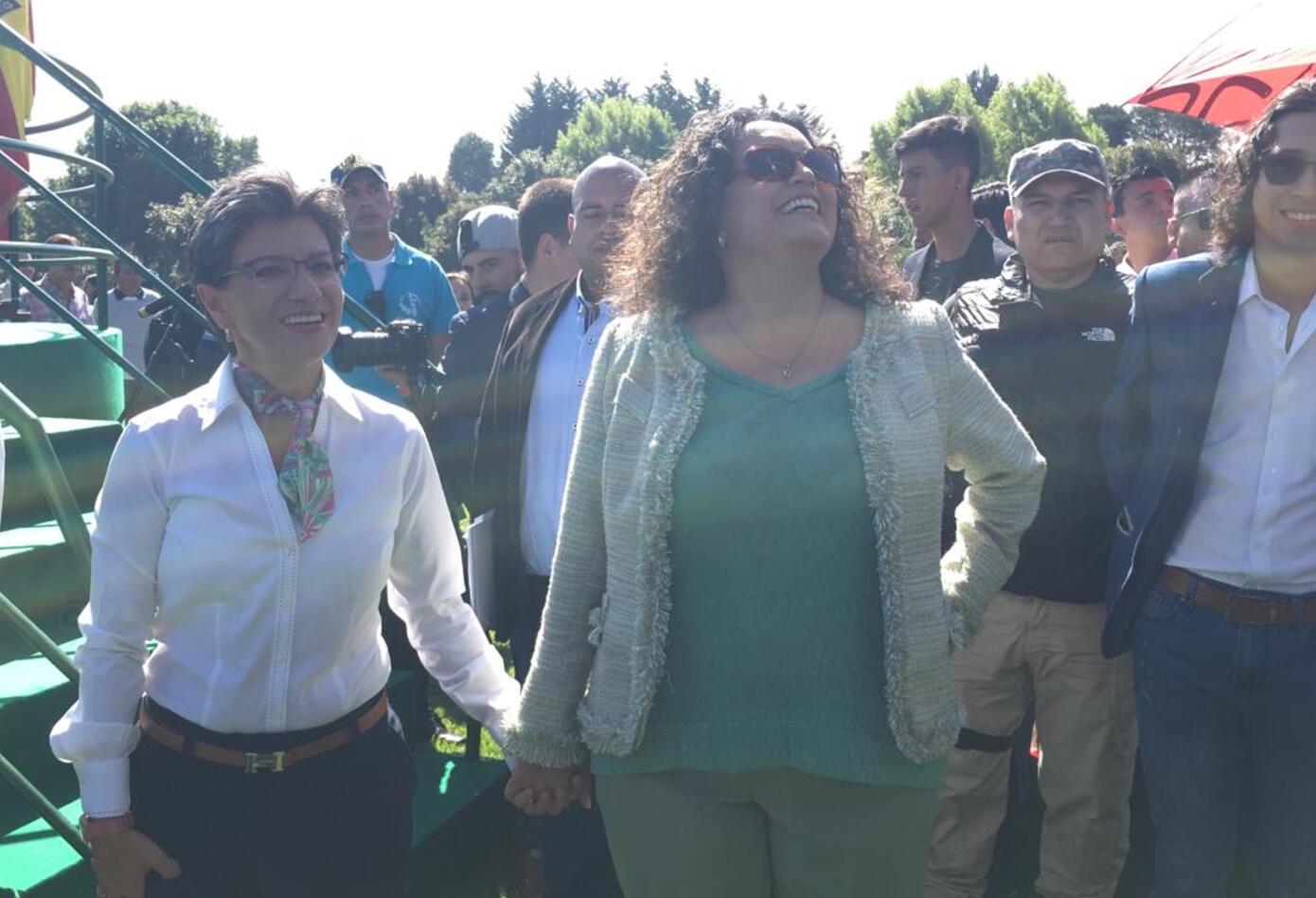 Claudia López y Angélica Lozano en evento de posesión de la alcaldesa de Bogotá