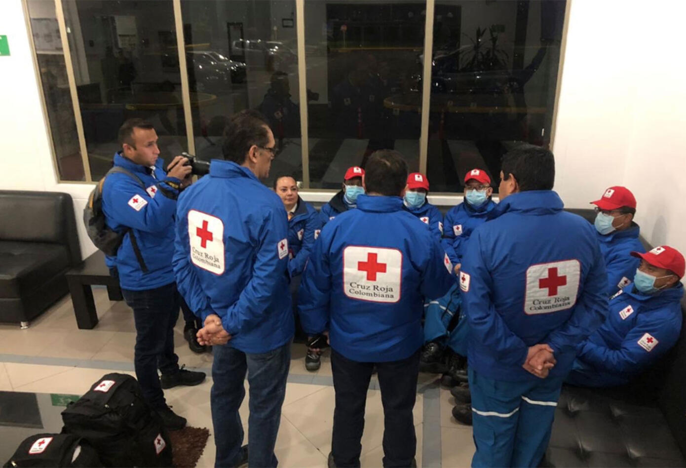 En el avión van un total de 18 tripulantes; 11 integrantes de la Fuerza Aérea Colombiana (FAC) y siete personas que hacen parte del personal médico del Instituto Nacional de Salud y la Cruz Roja Colombiana.