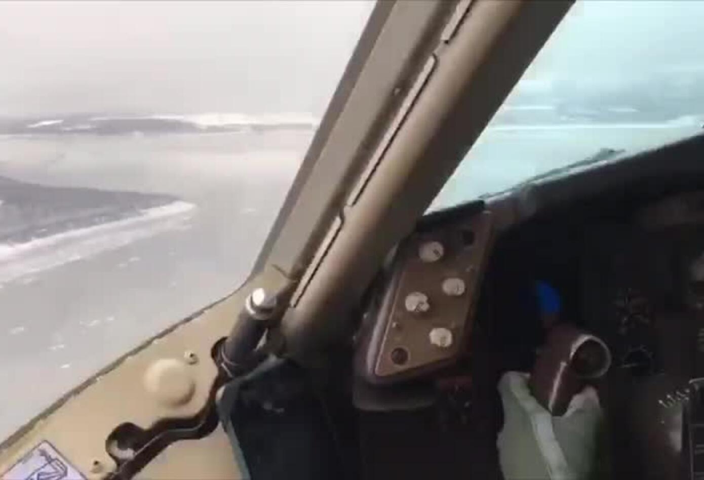 Vista desde la cabina del avión de la FAC que irá a Wuhan está en Alaska