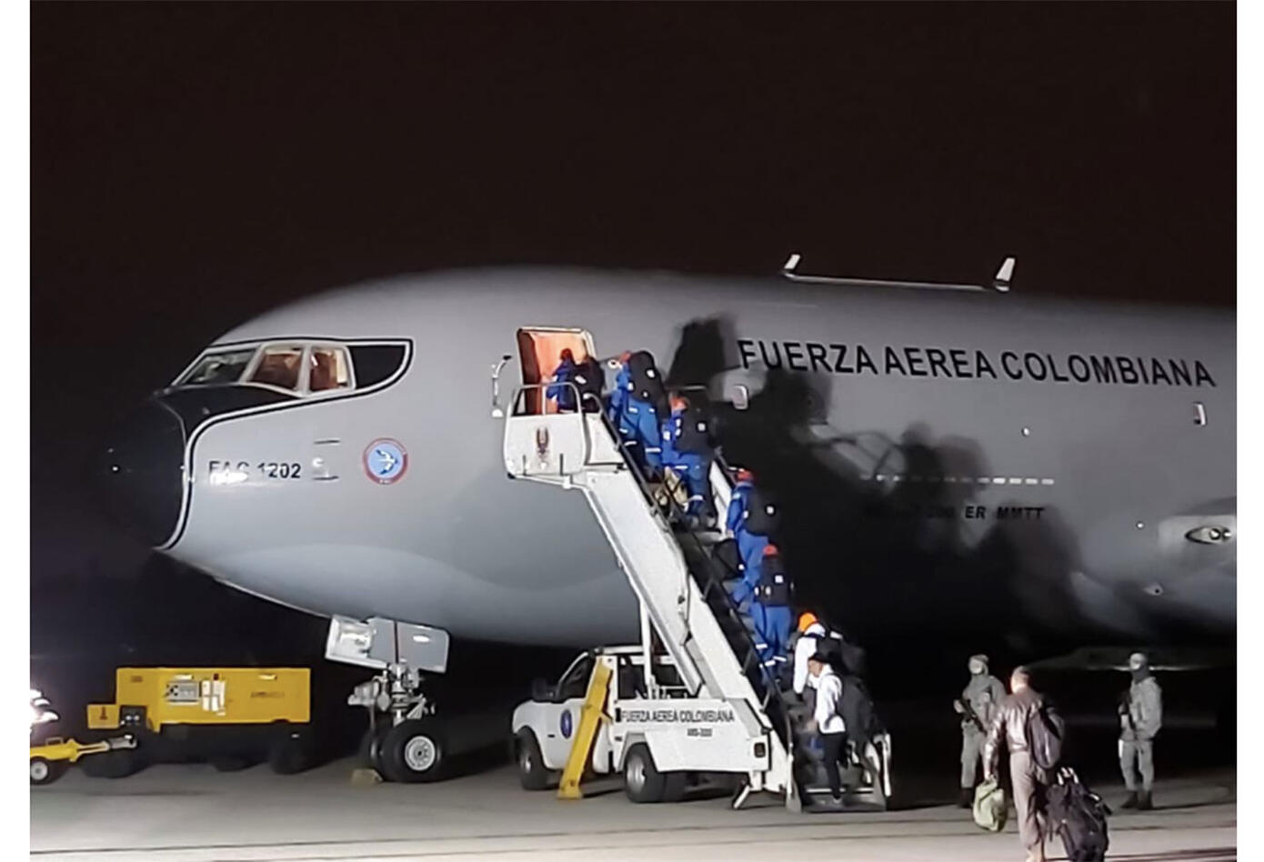 La misión de esta tripulación es ayudar a repatriar a trece ciudadanos colombianos en Wuhan.