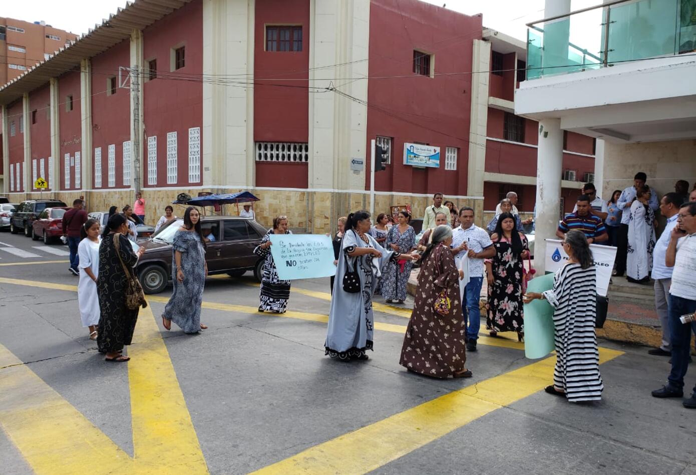 decena de empresarios del combustible se tomaron en la mañana la gobernación de La Guajira