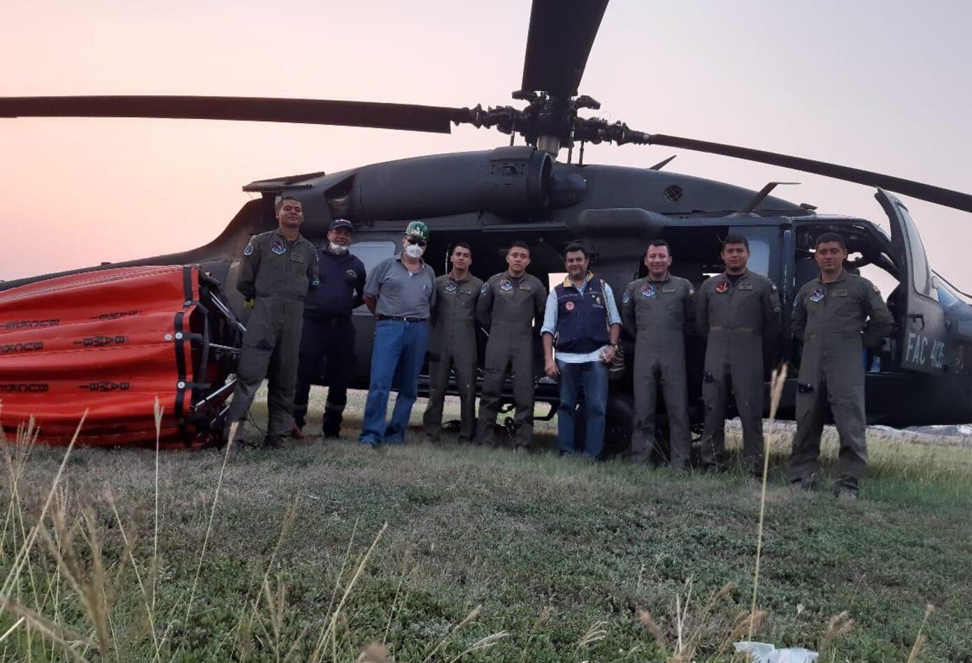 cerca de 127 unidades humanas en tierra trabajan para apagar los focos de incendio