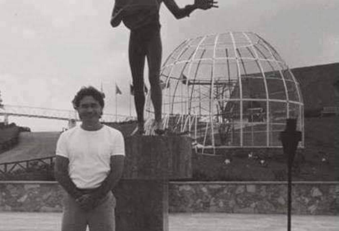 JUNTO A ESTATUA DE LENNON