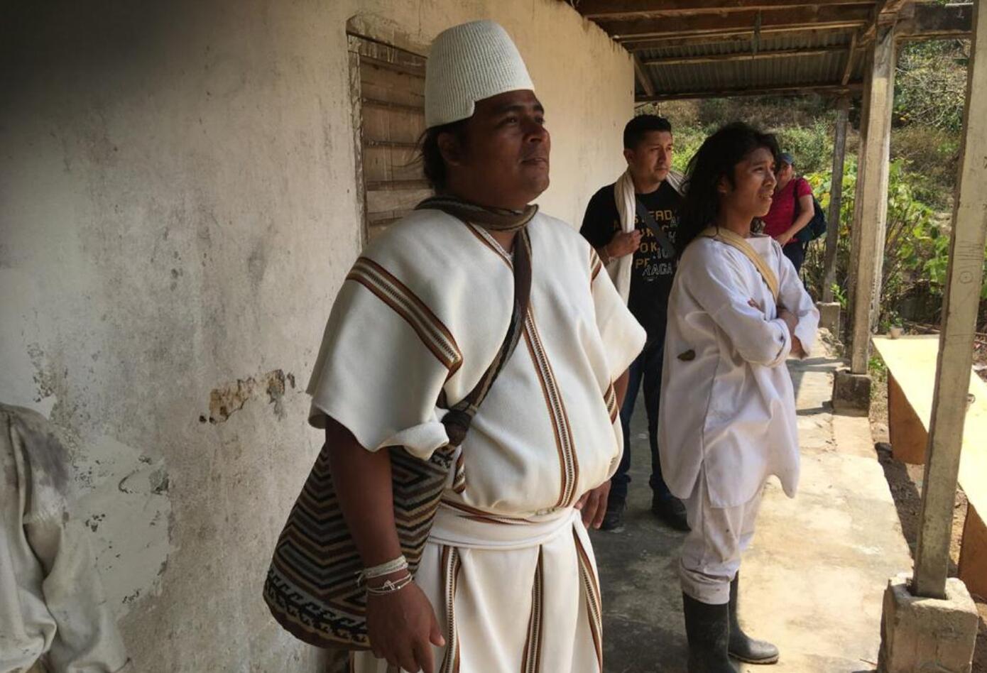 A los visitantes, los mamos les ponen unas manillas de delgados hilos llamados aseguranzas.