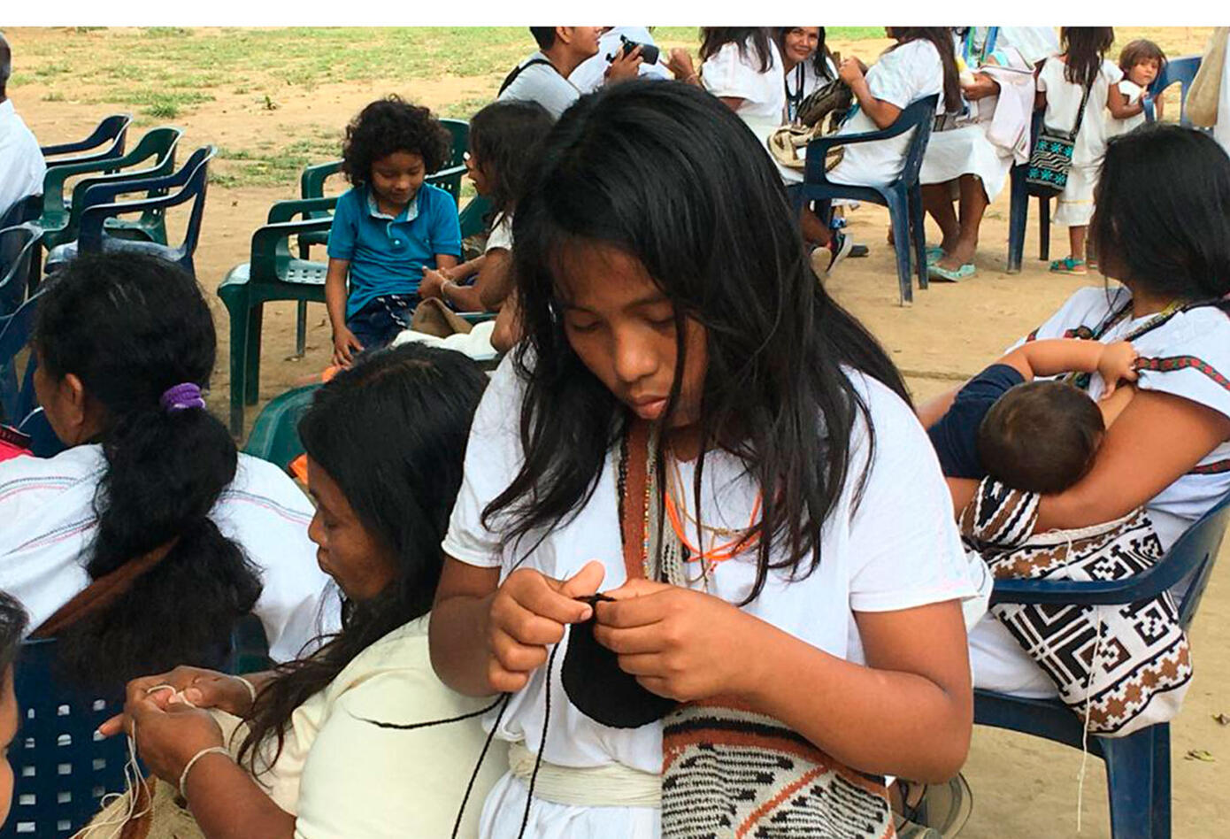 Desde niñas las mujeres aprenden a tejer. Desde niñas las mujeres aprenden a tejer.