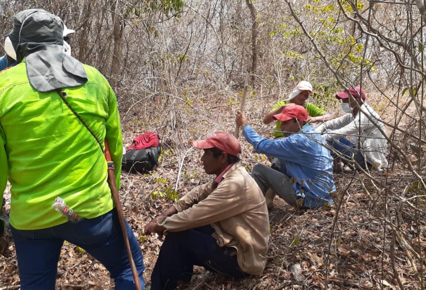 El personal debe caminar más de 10 kilómetros para poder llegar al sitio de la emergencia.