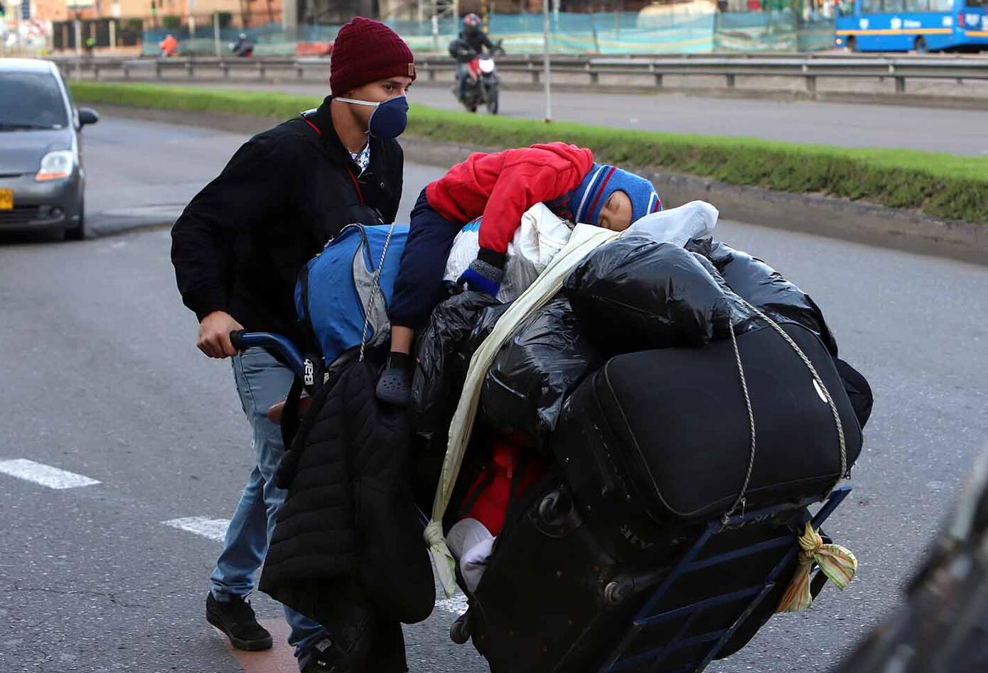 La alcaldesa Claudia López dijo que Bogotá no puede asumir el costo del arriendo de los migrantes. Nos dieron la espalda: venezolanos que caminan de regreso a su país