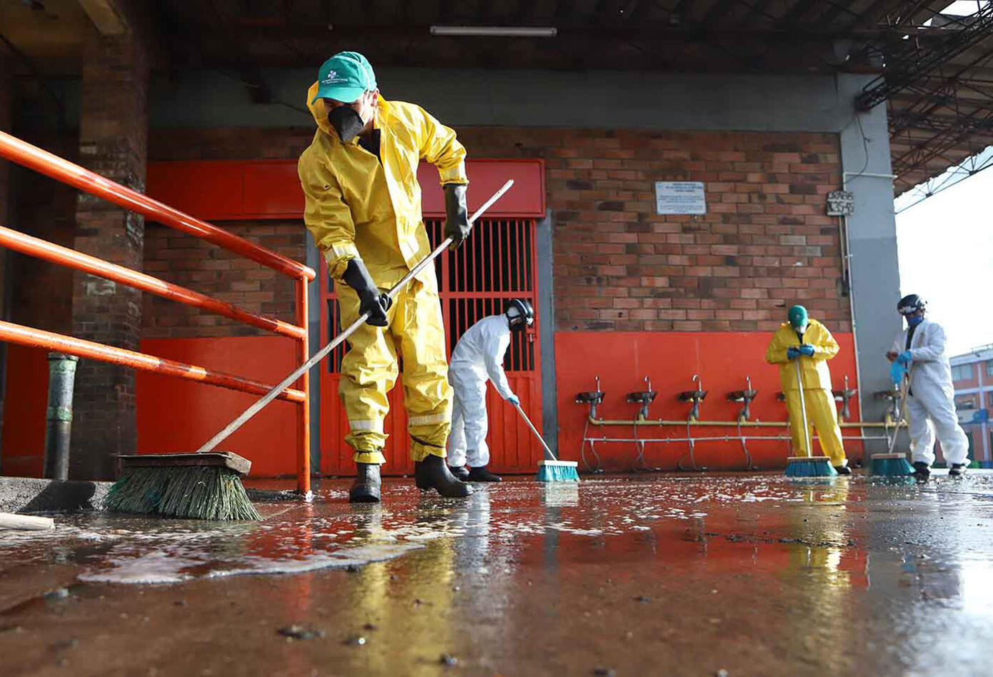 Así fue el proceso de desinfección de Corabastos en Bogotá en medio de la amenaza del coronavirus.