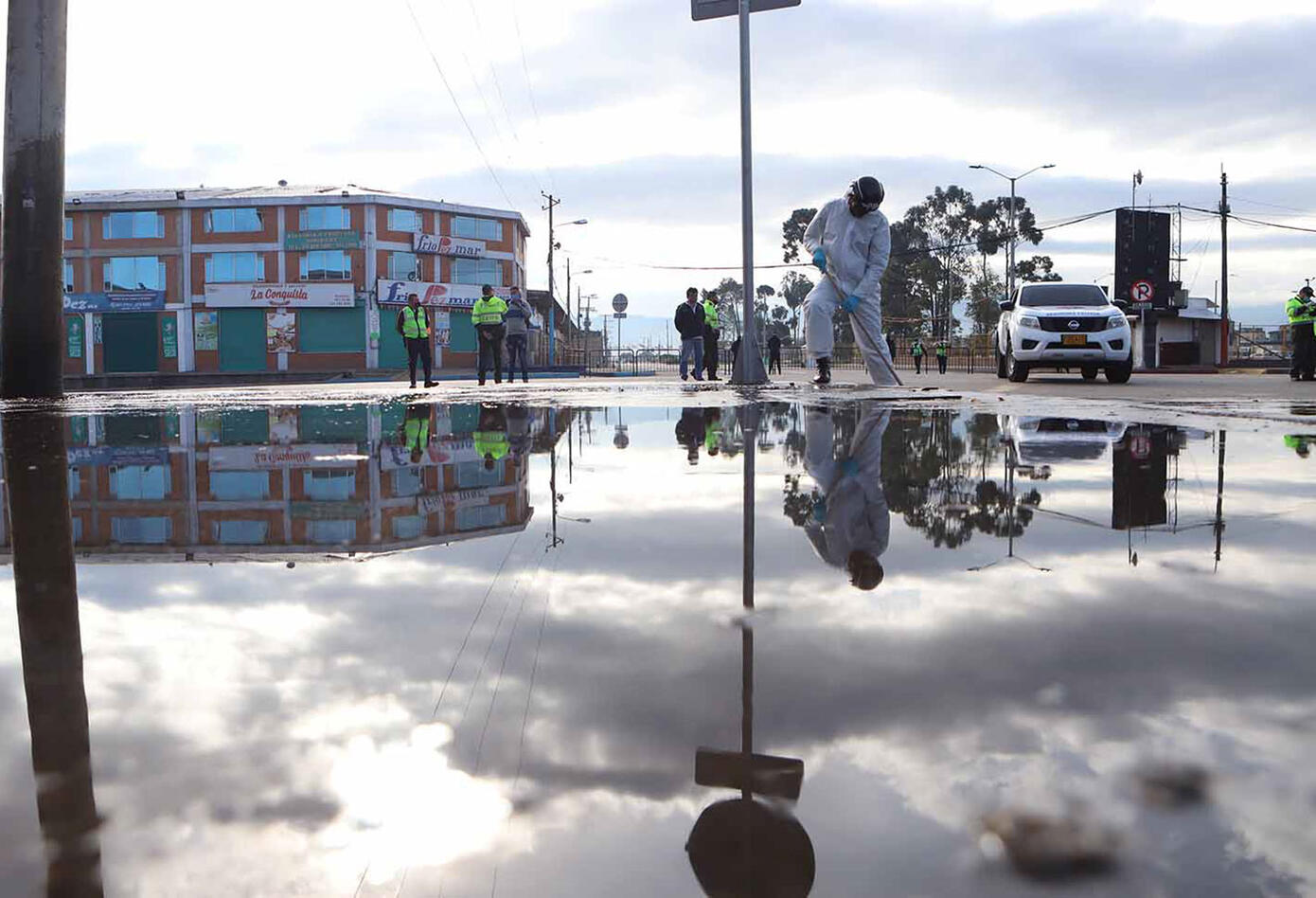 Así fue el proceso de desinfección de Corabastos en Bogotá en medio de la amenaza del coronavirus.