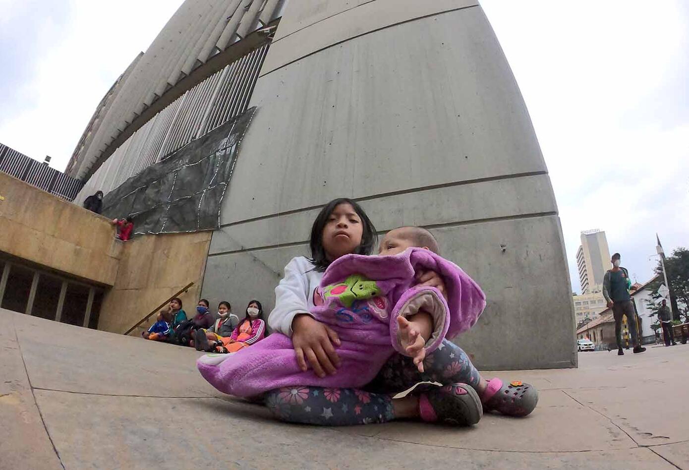 Dentro de los aborígenes que están en las calles hay varios menores de edad.