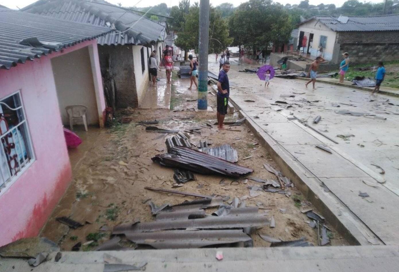 Las autoridades acompañados por los organismos de socorro evalúan los daños