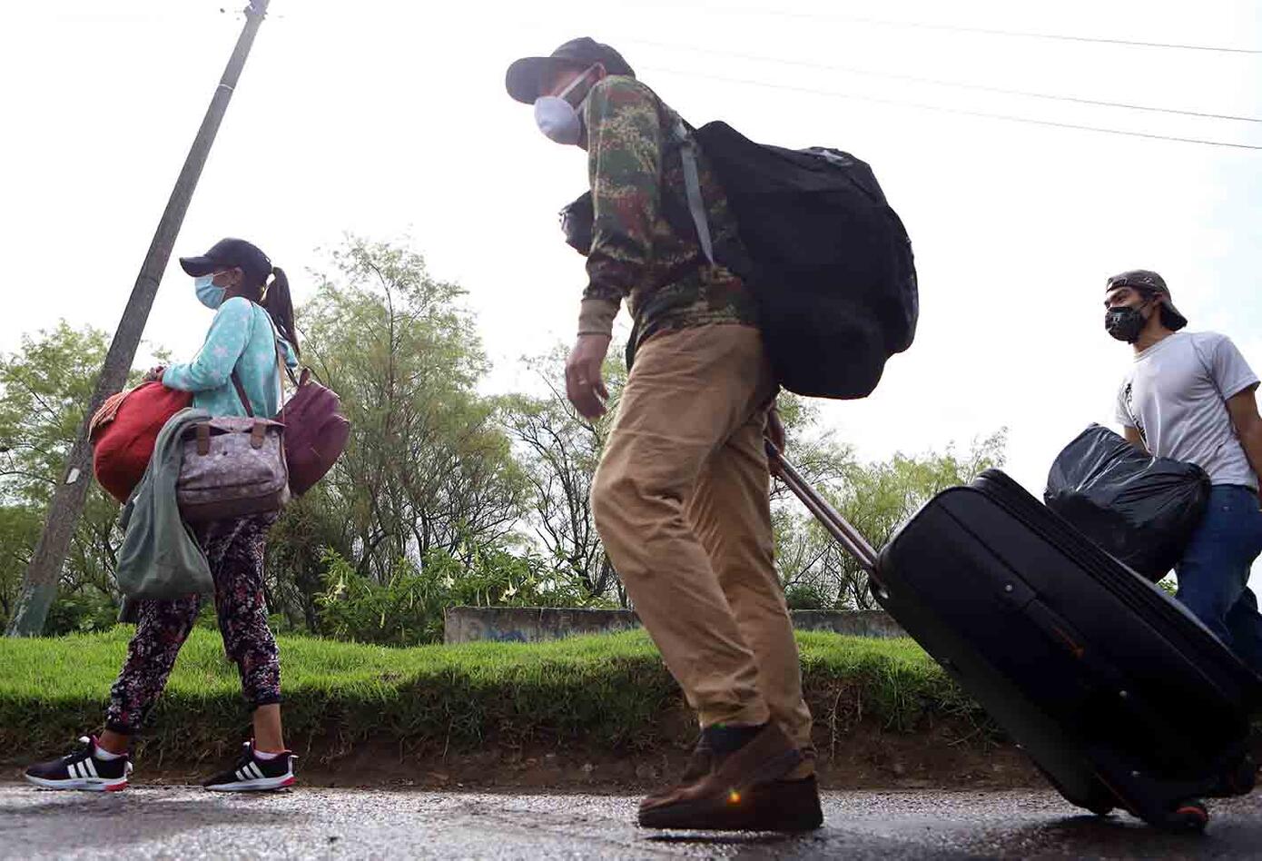 Nos dieron la espalda: venezolanos que caminan de regreso a su país