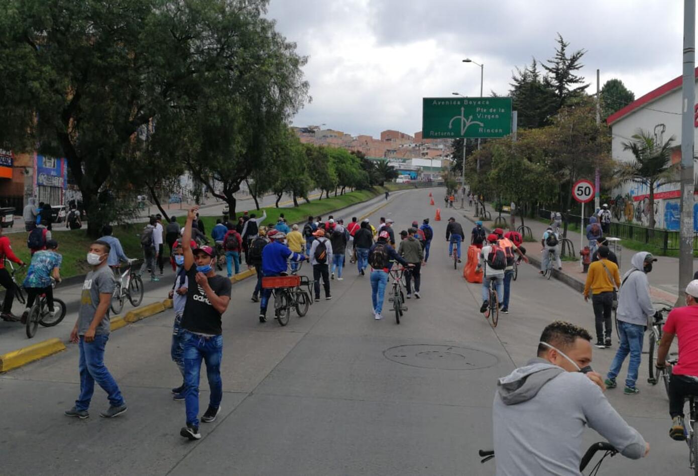 Cientos de personas se lanzaron a la calle a protestar por la falta de comida en medio del aislamiento.