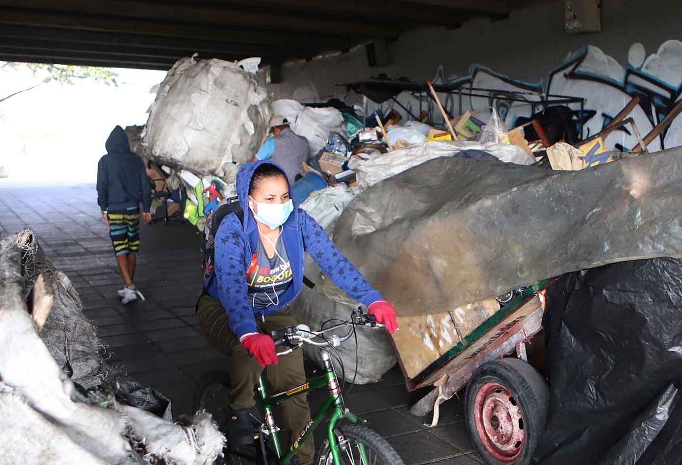 Venezolanos, en medio de cuarentena, viven bajo puente peatonal en Bogotá