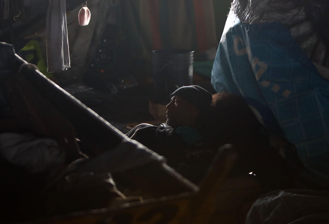 Venezolanos, en medio de cuarentena, viven bajo puente peatonal en Bogotá
