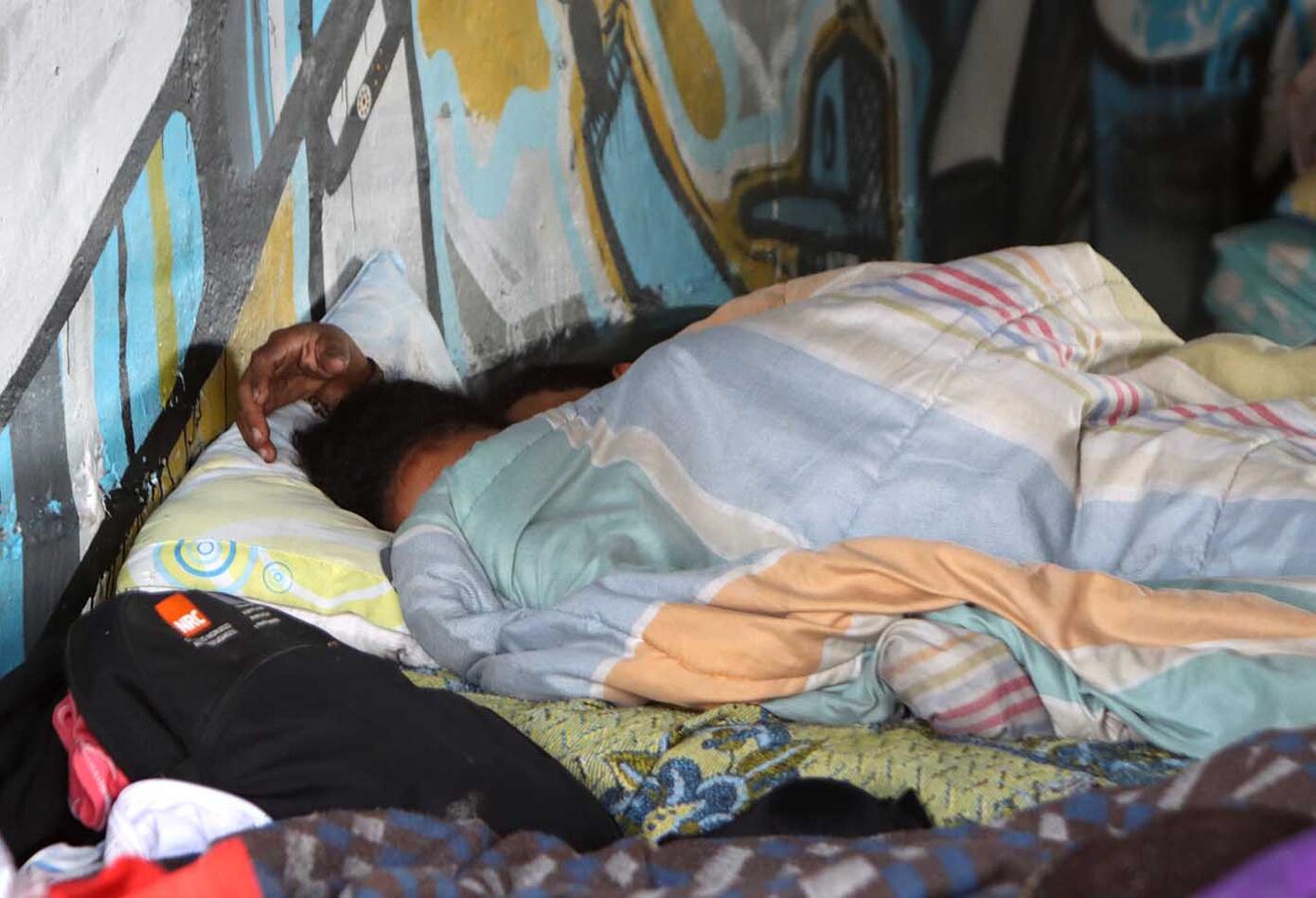 Venezolanos, en medio de cuarentena, viven bajo puente peatonal en Bogotá