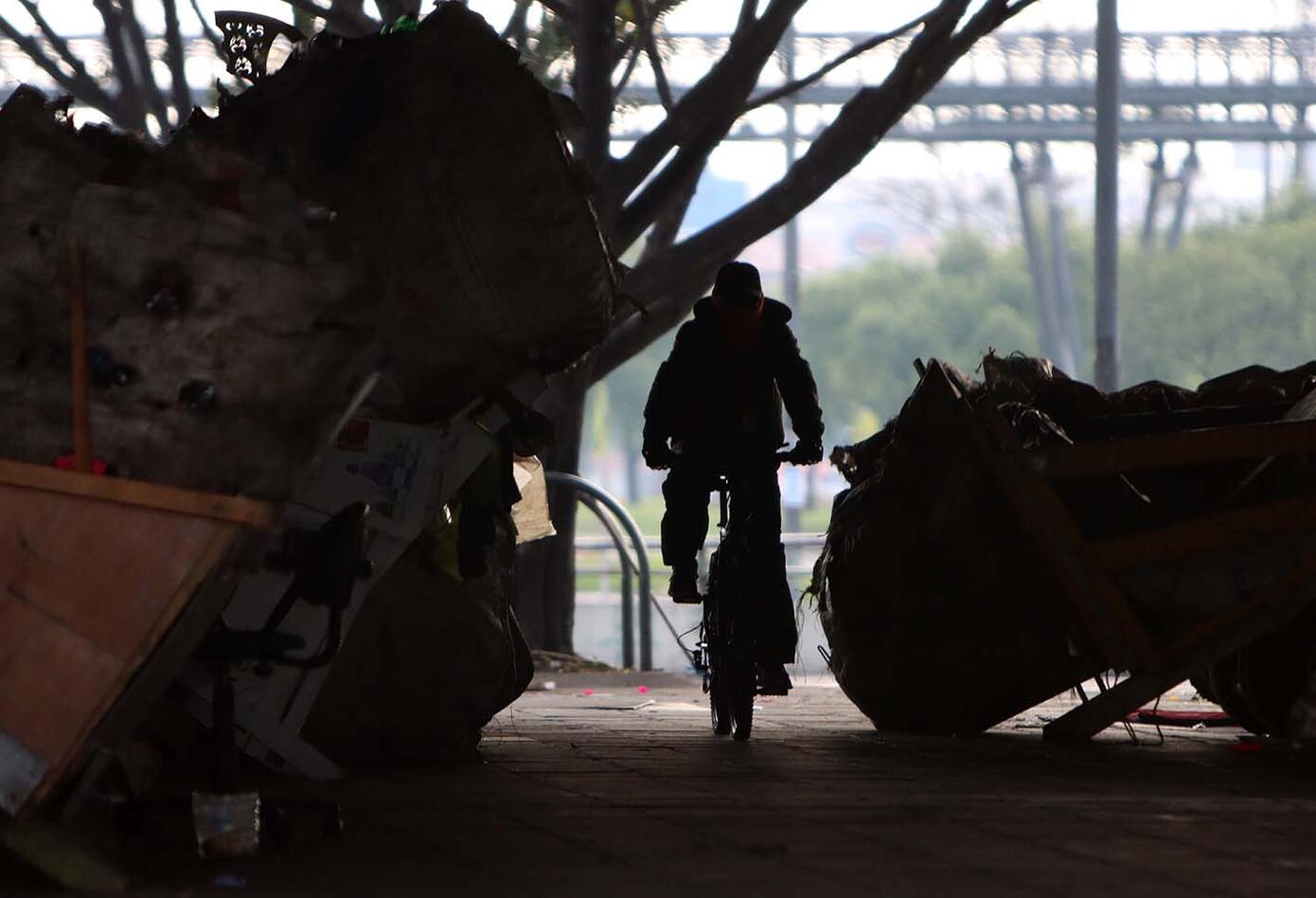 Venezolanos, en medio de cuarentena, viven bajo puente peatonal en Bogotá